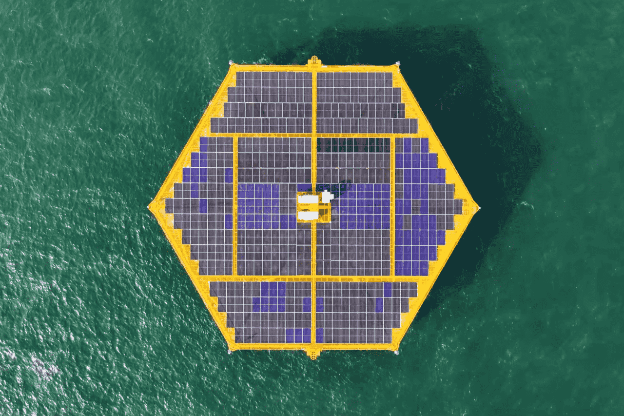全国首套抗浪型漂浮式海上光伏平台就位！
